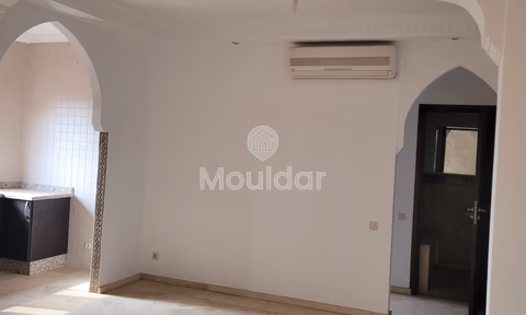 شقة للإيجار مع شرفة في الطابق الرابع