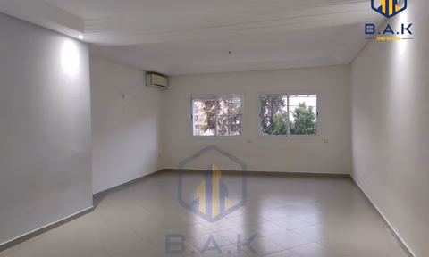 شقة للإيجار مع شرفة في الطابق الأول