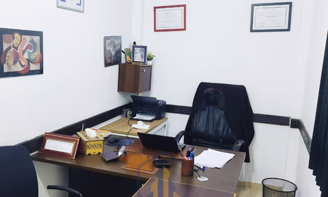 Birou de închiriat cu terasă la primul etaj