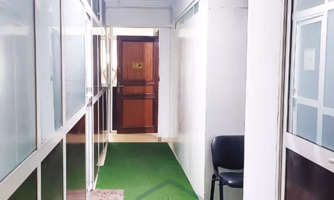 Birou de închiriat cu terasă la primul etaj