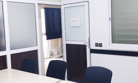 Birou de închiriat cu terasă la primul etaj