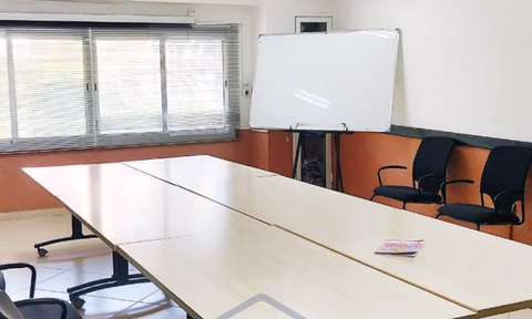 مكتب للإيجار مع تراس في الطابق الأول