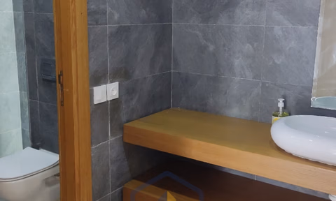 Apartamento en alquiler con balcón en el primer piso