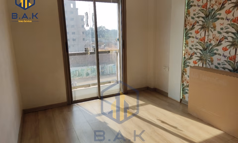 Apartamento en alquiler con balcón en el primer piso