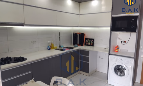 Apartamento en alquiler con balcón en el primer piso