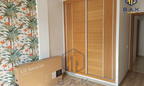 Apartamento en alquiler con balcón en el primer piso