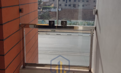 Apartamento en alquiler con balcón en el primer piso