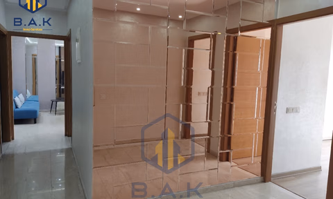 Apartamento en alquiler con balcón en el primer piso
