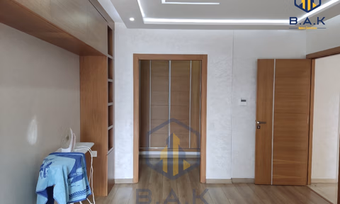 Apartamento en alquiler con balcón en el primer piso