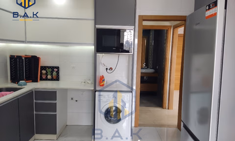 Apartamento en alquiler con balcón en el primer piso
