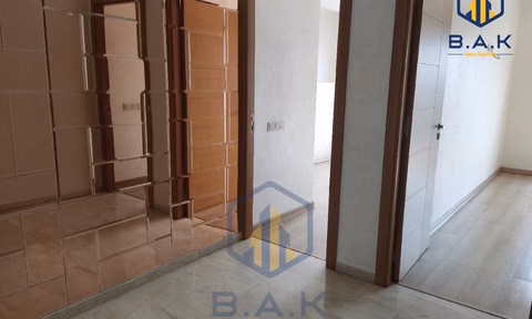 Apartamento en alquiler con balcón en el primer piso
