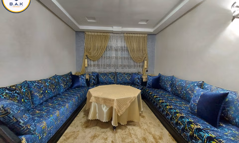 شقة للإيجار مع شرفة في الطابق الرابع