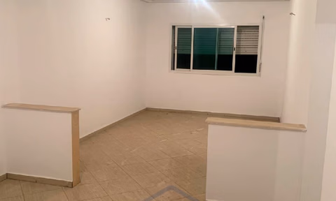 شقة للبيع مع شرفة في الطابق الثالث