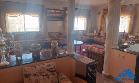 Haus zu verkaufen mit Terrasse und drei Etagen