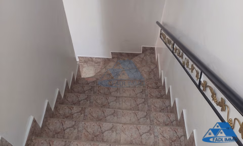 Haus zu verkaufen mit Terrasse und drei Etagen