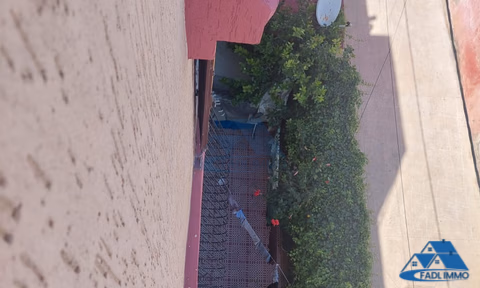 Haus zu verkaufen mit Terrasse und drei Etagen