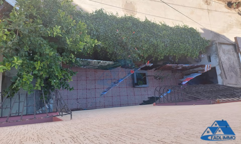 Haus zu verkaufen mit Terrasse und drei Etagen