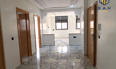 شقة للإيجار مع تراس في الطابق الثاني