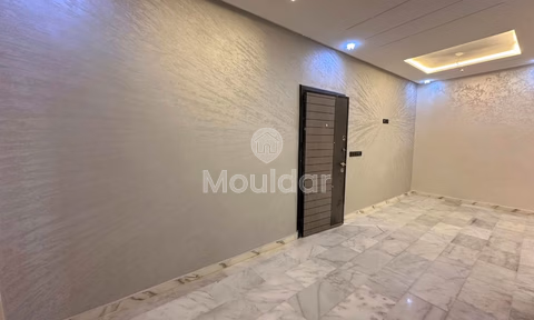 شقة جديدة للشراء مع شرفة في الطابق الأول