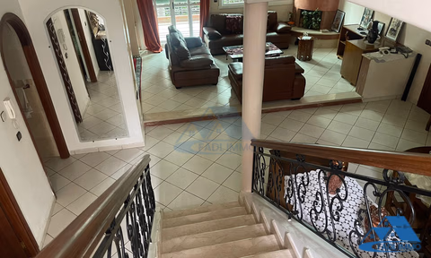 Villa for sale with terrace and three floors