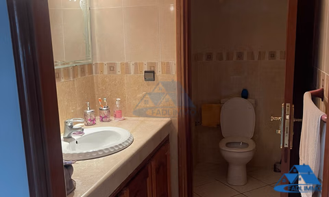 Villa zu verkaufen mit Terrasse und drei Etagen