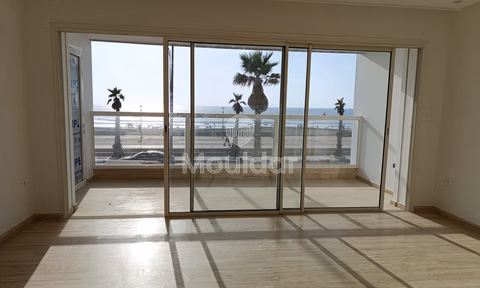 شقة للبيع مع تراس في الطابق الأول