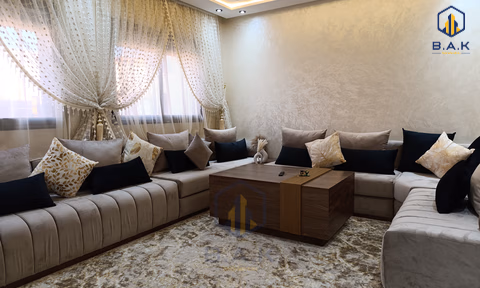 شقة للإيجار مع شرفة في الطابق الثاني