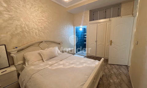 شقة للإيجار مع موقف سيارات في الطابق الأول