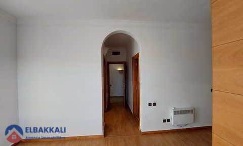 Wohnung zur Miete mit Balkon im siebten Stock