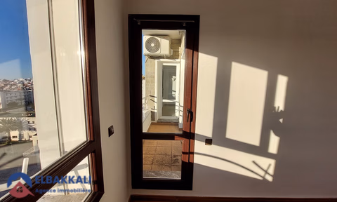 Wohnung zur Miete mit Balkon im siebten Stock