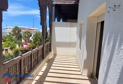 Villa zur Miete mit Pool und drei Etagen