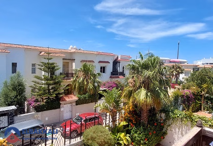 Villa zur Miete mit Pool und drei Etagen