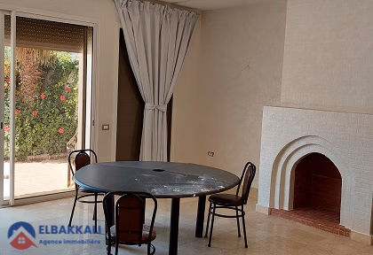 Villa zur Miete mit Pool und drei Etagen