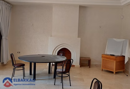 Villa zur Miete mit Pool und drei Etagen