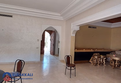 Villa zur Miete mit Pool und drei Etagen