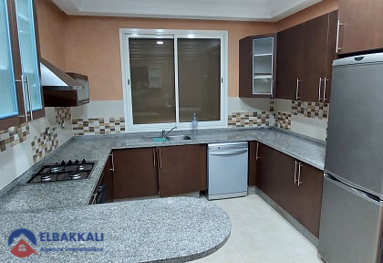 Villa zur Miete mit Pool und drei Etagen