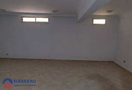 Villa zur Miete mit Pool und drei Etagen