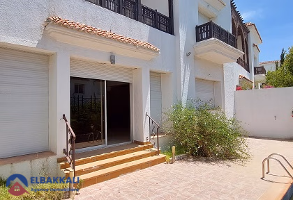 Villa zur Miete mit Pool und drei Etagen