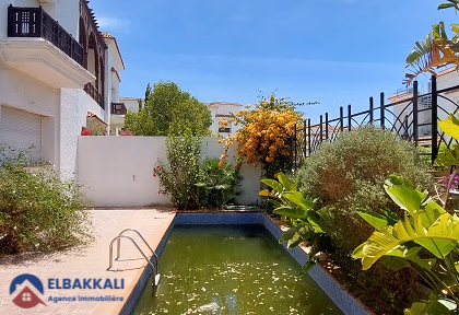 Villa zur Miete mit Pool und drei Etagen