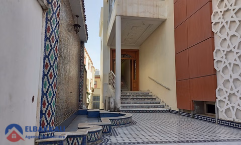 Yüzme havuzlu ve üç katlı satılık villa