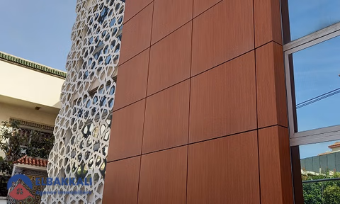 Yüzme havuzlu ve üç katlı satılık villa