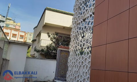 Yüzme havuzlu ve üç katlı satılık villa