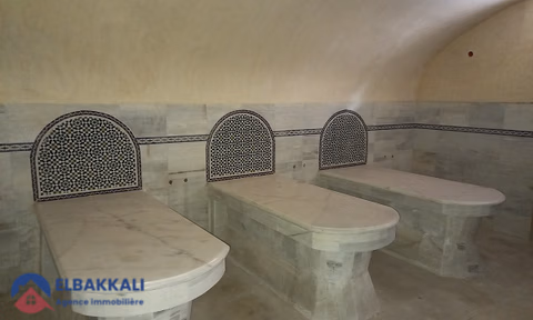 Yüzme havuzlu ve üç katlı satılık villa