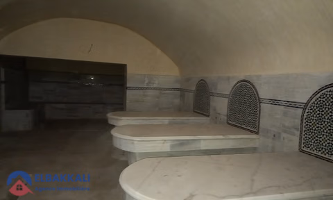 Yüzme havuzlu ve üç katlı satılık villa