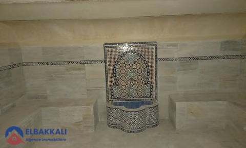 Yüzme havuzlu ve üç katlı satılık villa