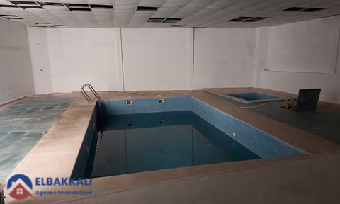 Yüzme havuzlu ve üç katlı satılık villa