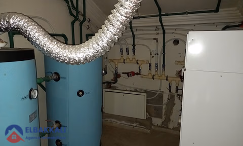 Yüzme havuzlu ve üç katlı satılık villa