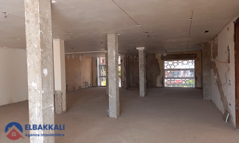 Yüzme havuzlu ve üç katlı satılık villa