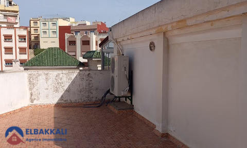 Yüzme havuzlu ve üç katlı satılık villa