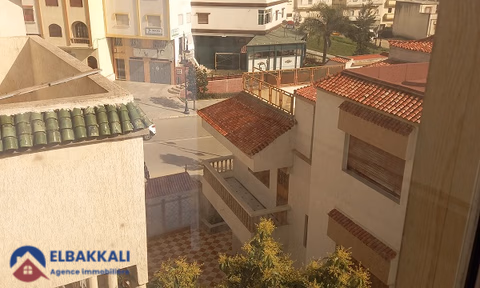 Yüzme havuzlu ve üç katlı satılık villa
